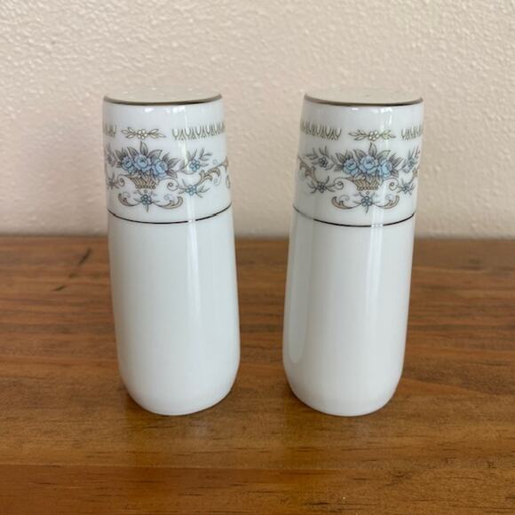 Vintage Wade Diane Fine China Salt and Pepper Shaker Set - Picture 1 of 5